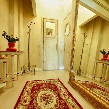 Baroque Splendor: Breathtaking Views & Design Apartment Bukares Bagian luar foto