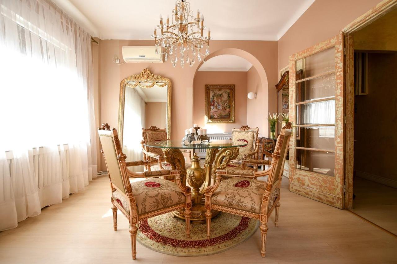 Baroque Splendor: Breathtaking Views & Design Apartment Bukares Bagian luar foto