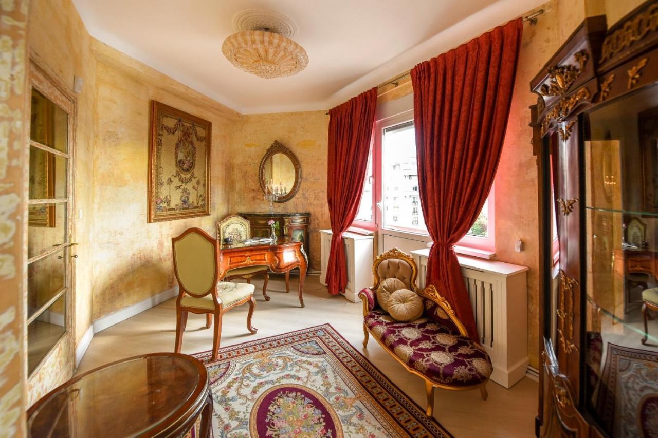 Baroque Splendor: Breathtaking Views & Design Apartment Bukares Bagian luar foto