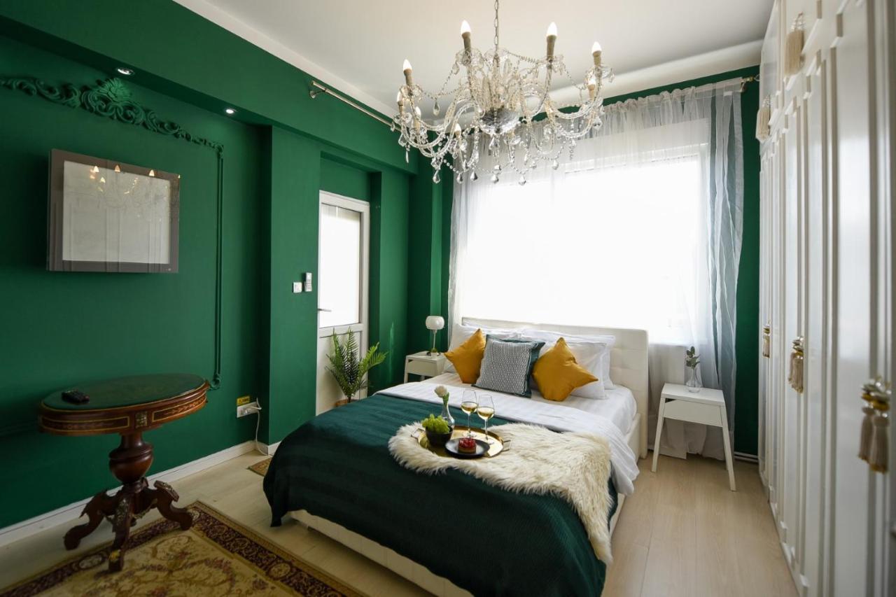 Baroque Splendor: Breathtaking Views & Design Apartment Bukares Bagian luar foto