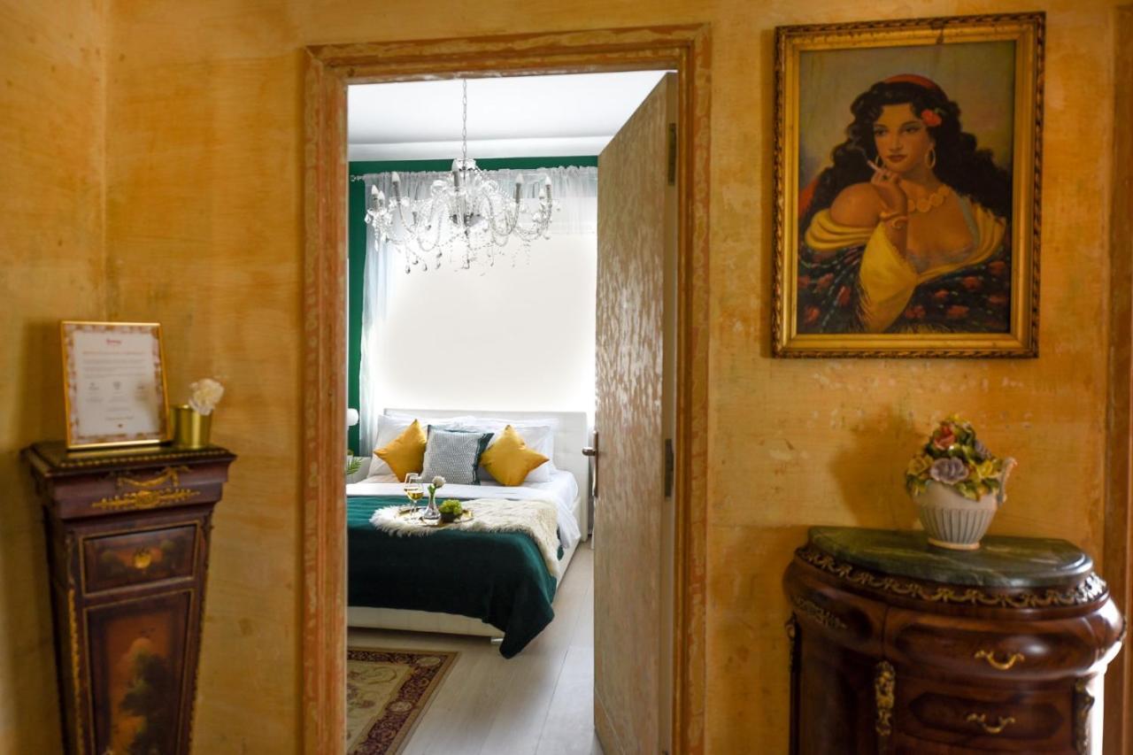 Baroque Splendor: Breathtaking Views & Design Apartment Bukares Bagian luar foto
