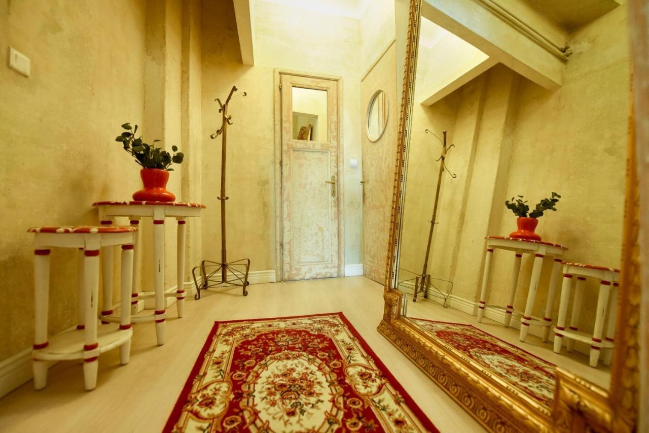 Baroque Splendor: Breathtaking Views & Design Apartment Bukares Bagian luar foto