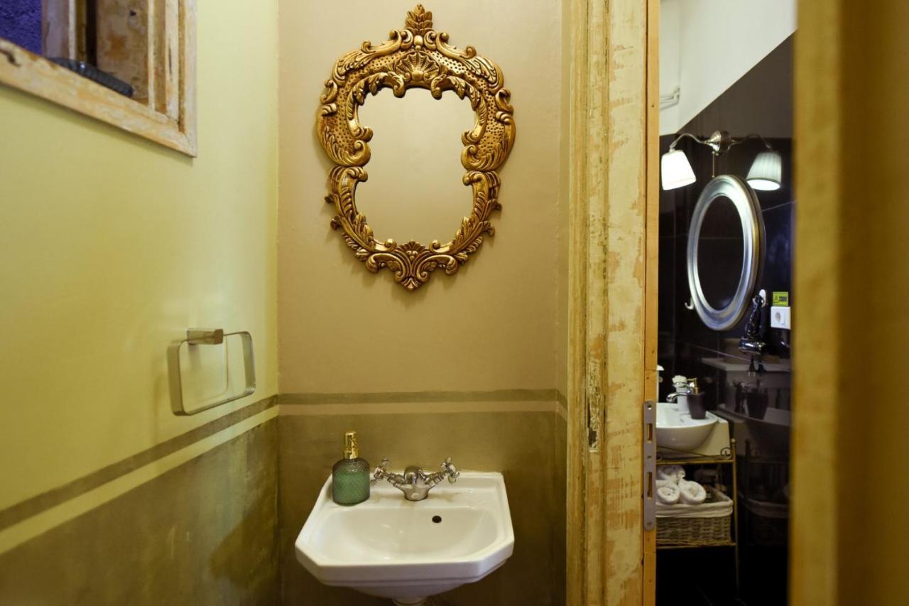 Baroque Splendor: Breathtaking Views & Design Apartment Bukares Bagian luar foto
