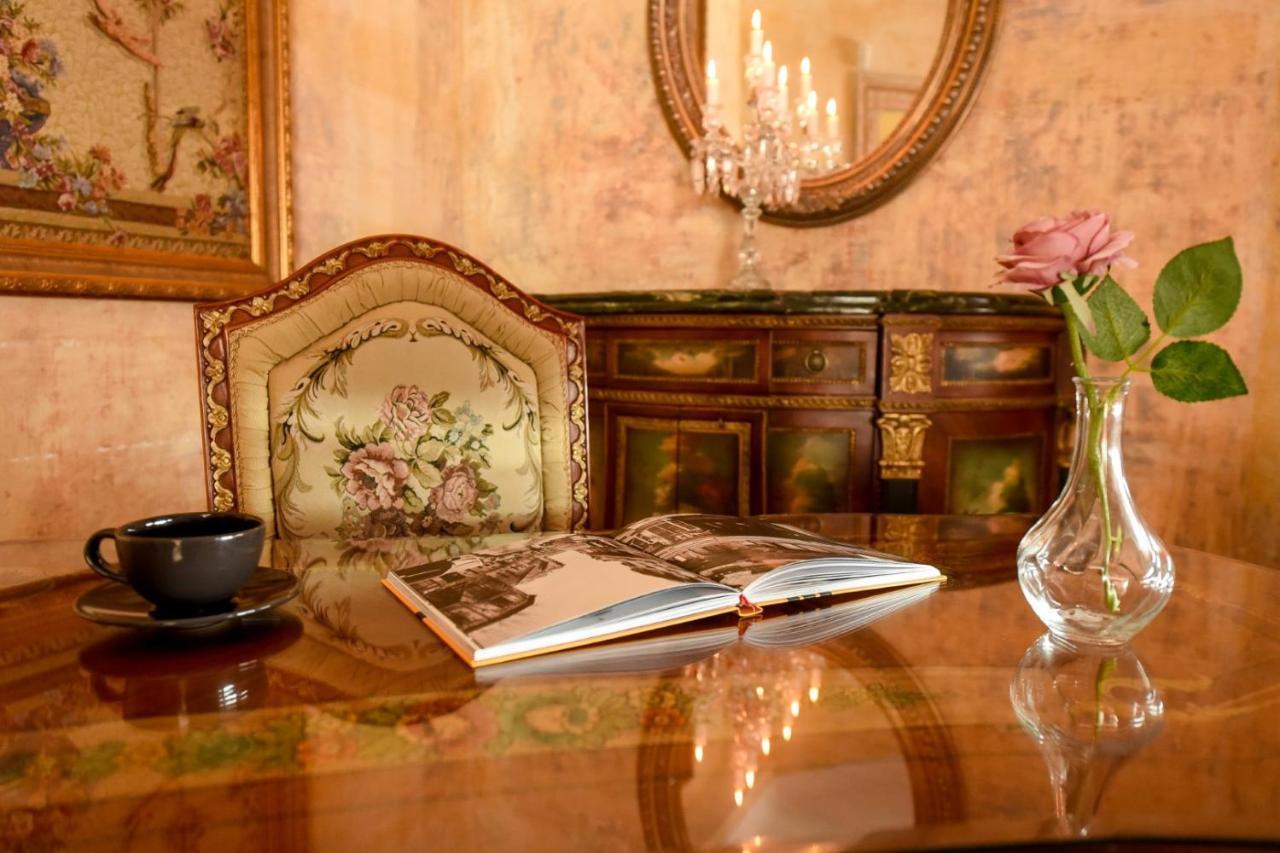 Baroque Splendor: Breathtaking Views & Design Apartment Bukares Bagian luar foto