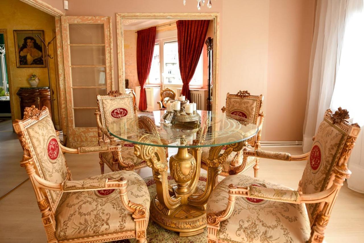 Baroque Splendor: Breathtaking Views & Design Apartment Bukares Bagian luar foto