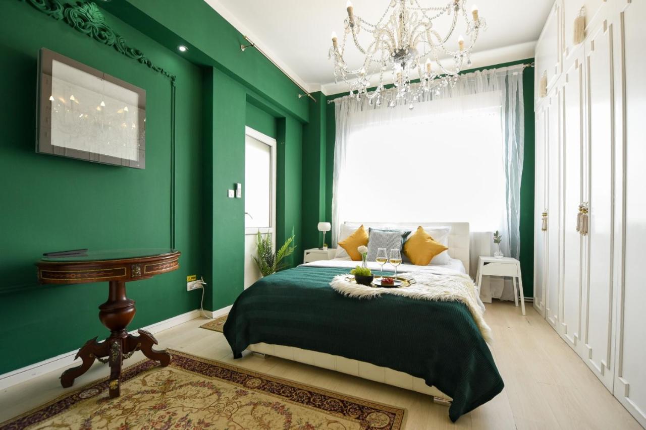 Baroque Splendor: Breathtaking Views & Design Apartment Bukares Bagian luar foto